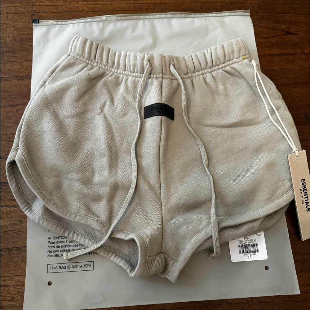 Fear of God, Essentials short in color seal